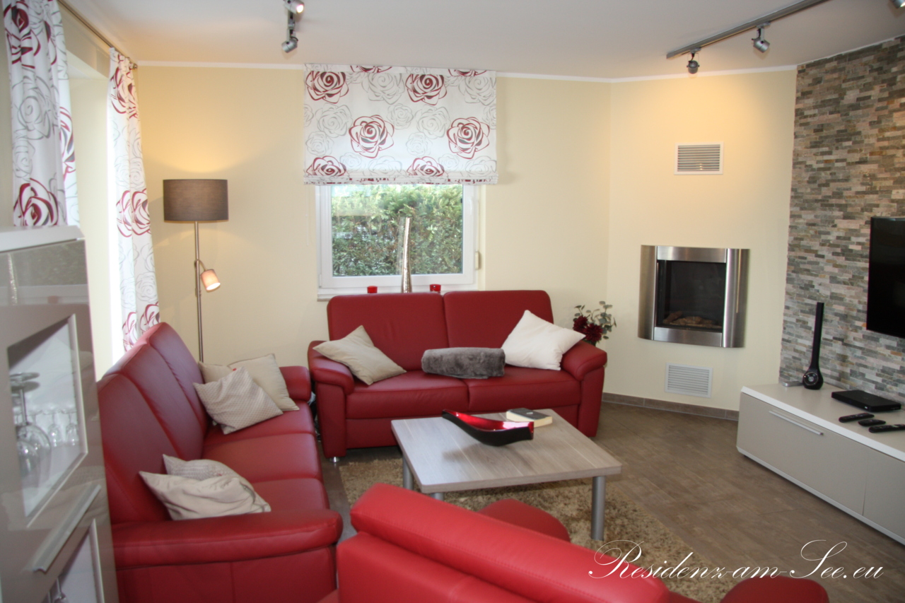 gut ausgestattetes Wohnzimmer mit Home Entertainment und Gaskamin